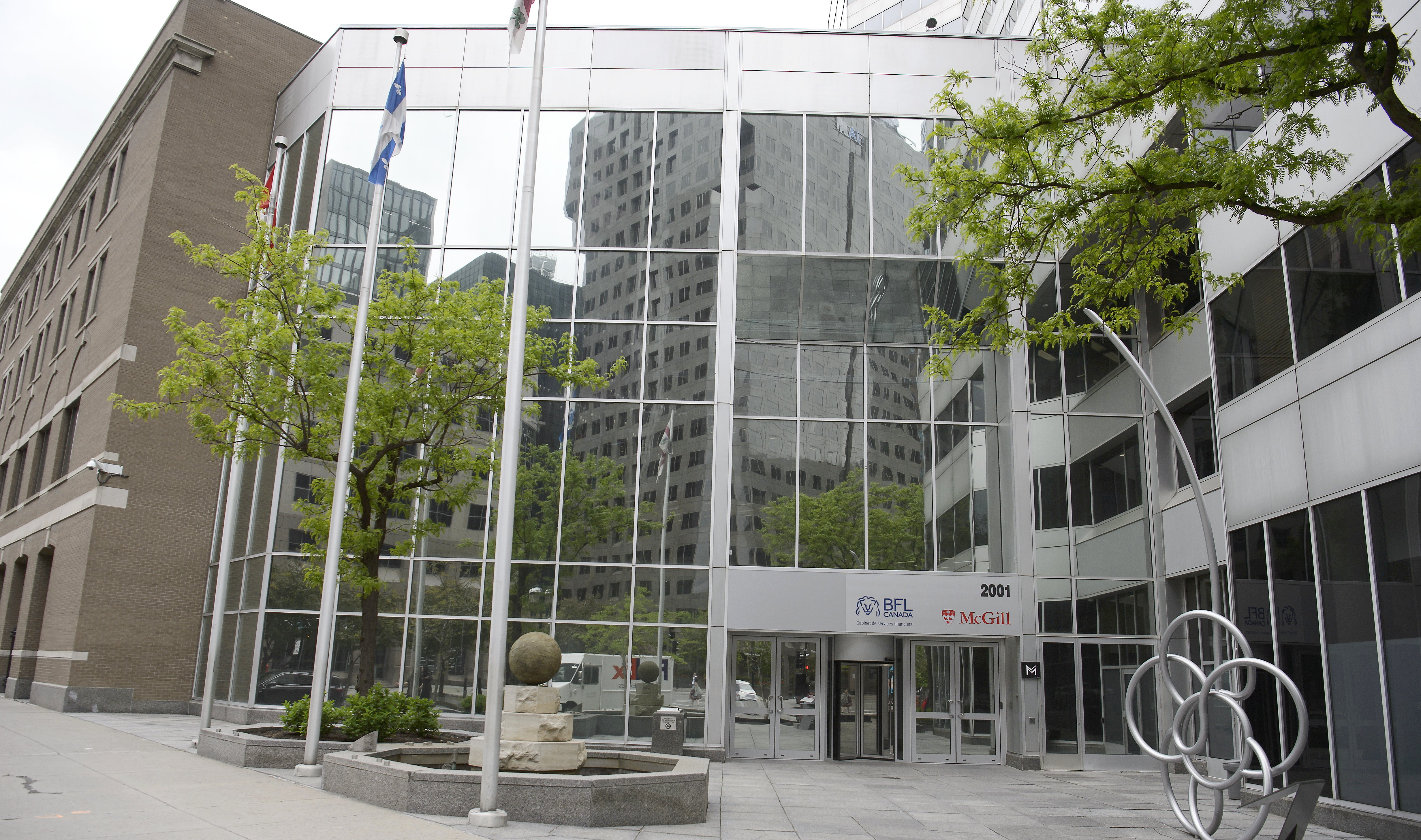 Groupe Mach - Zaki Alshowaier On 2001, avenue McGill College, in the heart of downtown Montreal. present everywhere quebec: here real